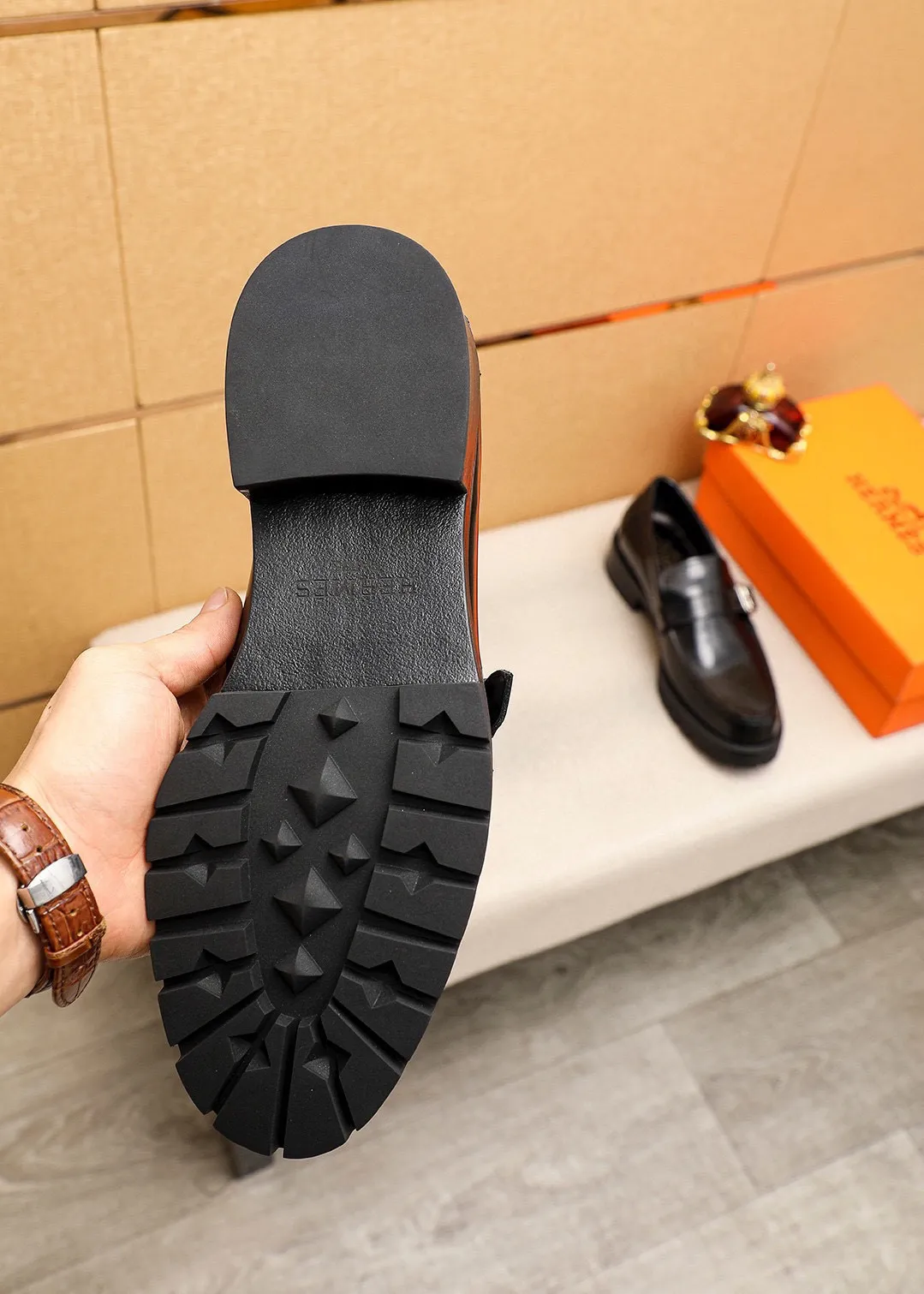 Men's shoes 💰460 💐 Product trademark: HERMES "Hermès" casual leather shoes Regular size: 39-44 (38.45🉑️customized) Product materials: Selected imported first-layer open-edge beaded cowhide upper + classic hardware buckle, imported water-dyed 🐂 cowhide lining. Strong three-dimensional visual effect, non-slip and wear-resistant rubber outsole Color: 1⃣️color optional